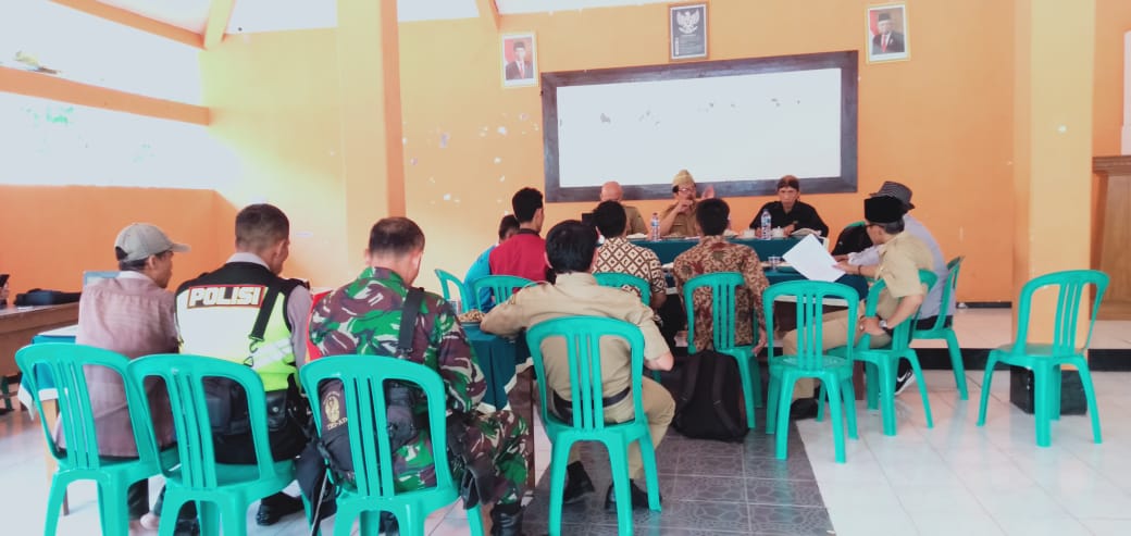 Kabid Pariwisata (pegang mik), Wachyono memimpin proses penilaian di Balai Desa Darmakradenan, Kecamatan Ajibarang, Senin (3/9) kemarin.
